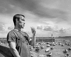 LOÏC LE MAYER LOÏC LE MAYER. En las horas de marea baja, Loïc Le Mayer va y viene por la orilla del puerto de Erquy, impaciente, cautivo y escorado como su Attila que, con la...