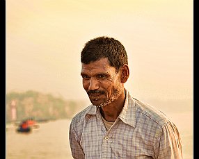 RAJU MAKWANA RAJU MAKWANA. Cuando ni los perros holgazanean por Dasaswamedh road, todavía de noche, Raju Makwana recorre las callejuelas que conducen al Ganges para que, al...