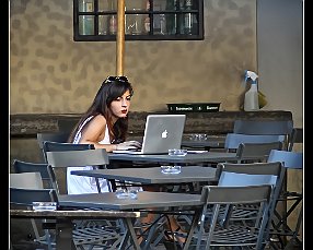 STELLA BIASOTTI STELLA BIASOTTI. Las tardes de agosto, Stella Biasotti baja a la terraza de la Vecchia Praga en busca del valor y la excusa que le permitan entablar...