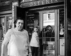 ROBERTA ACQUAROLI ROBERTA ACQUAROLI. Si Nicola no hubiese consentido que Lucia la bionda pisoteara su flácido carácter hasta arrebatarle las llaves de la osteria, Roberta...