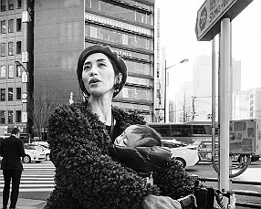 AYAKA TSUJI AYAKA TSUJI. Como hicieron su madre, su abuela y quién sabe cuántas más antes que ellas, Ayaka Tsuji recorre cada tarde las calles de Tokio mientras canturrea a...