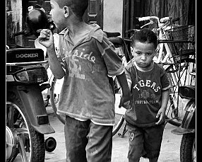 ABBAS CHAFIK ABBAS CHAFIK. De regreso del cole hasta su casa, Abbas Chafik recorre cada día, guiado por su hermano Farid, cien callejuelas bulliciosas repletas de magos,...