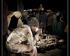 ACHOURA OUBARI ACHOURA OUBARI. Lo más lacerante para Achoura Oubari no es desganarse vendiendo bagatelas en la boca del Zoco sino saber que lo hace por su mala cabeza mientras...