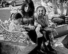 CLAUDIA ALMANSA CLAUDIA ALMANSA Gestos menudos y miradas inequívocas bastan para que Claudia Almansa perpetúe en la pequeña Lorena, como antes hizo su madre Rosa, los valores,...