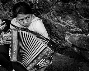 ALICIA BELTRONES ALICIA BELTRONES Nadie sabe si el abuelo César, su juglar, su saltimbanqui y su casi todo eligió el acordeón para divertir a Alicia Beltrones o como parapeto...