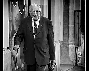 ANDRÉ GUY ANDRÉ GUY. Cada martes, André Guy acude con su medalla en la cartera a contar a los jóvenes de la banlieue de París cómo, junto a aquellos treinta y dos...