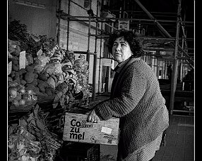 ANITA FERREIRA ANITA FERREIRA. Los matices adornados de su prodigiosa voz no lograron alejar a la pequeña Anita Ferreira del Mercado do Bolhao, de las manos ajadas y de ese...